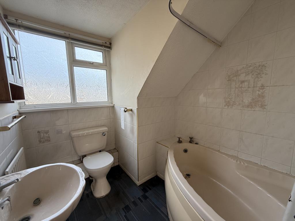 Lot: 73 - THREE-BEDROOM SEMI-DETACHED HOUSE WITH GARAGE IN NEED OF IMPROVEMENT - Bathroom with bath